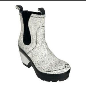 Hunter boots crackling